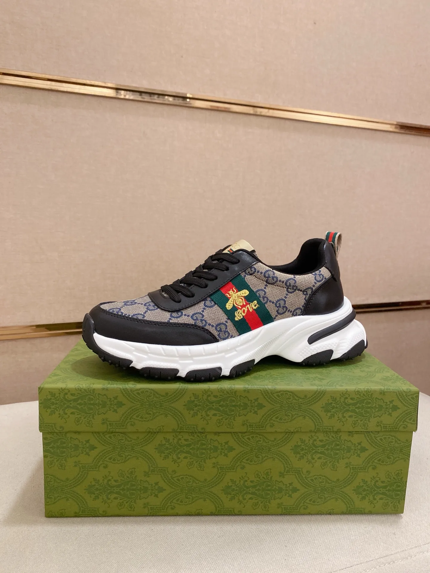 Men's shoes 💰 442 💰 High-quality new GUCCI counters are on the market at the same time. The new men's shoes, 😘fabrics are selected imported cowhide, lining: mesh breathable lining. 👍🏿 High-end ☄️ air-cushion molded anti-slip rubber outsole, exquisite lines, simple and elegant, comfortable and high-end for leisure travel. Code number: 38 to 44 (45 can be customized and cannot be returned or exchanged)